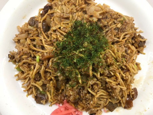 야키소바에 밥을 넣어 만든 소바메시 